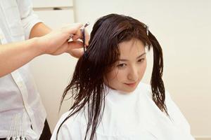 美容器具を扱う店でスタイリングチェアを